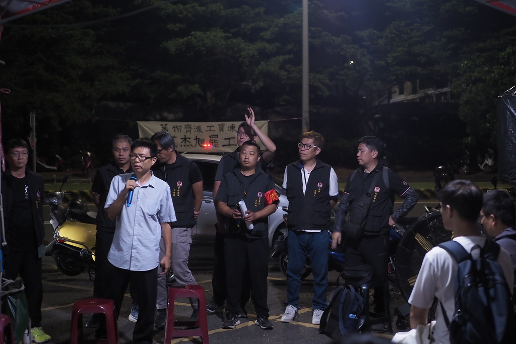 艾杰旭工會幹部深夜在罷工棚向會員說明協商結果