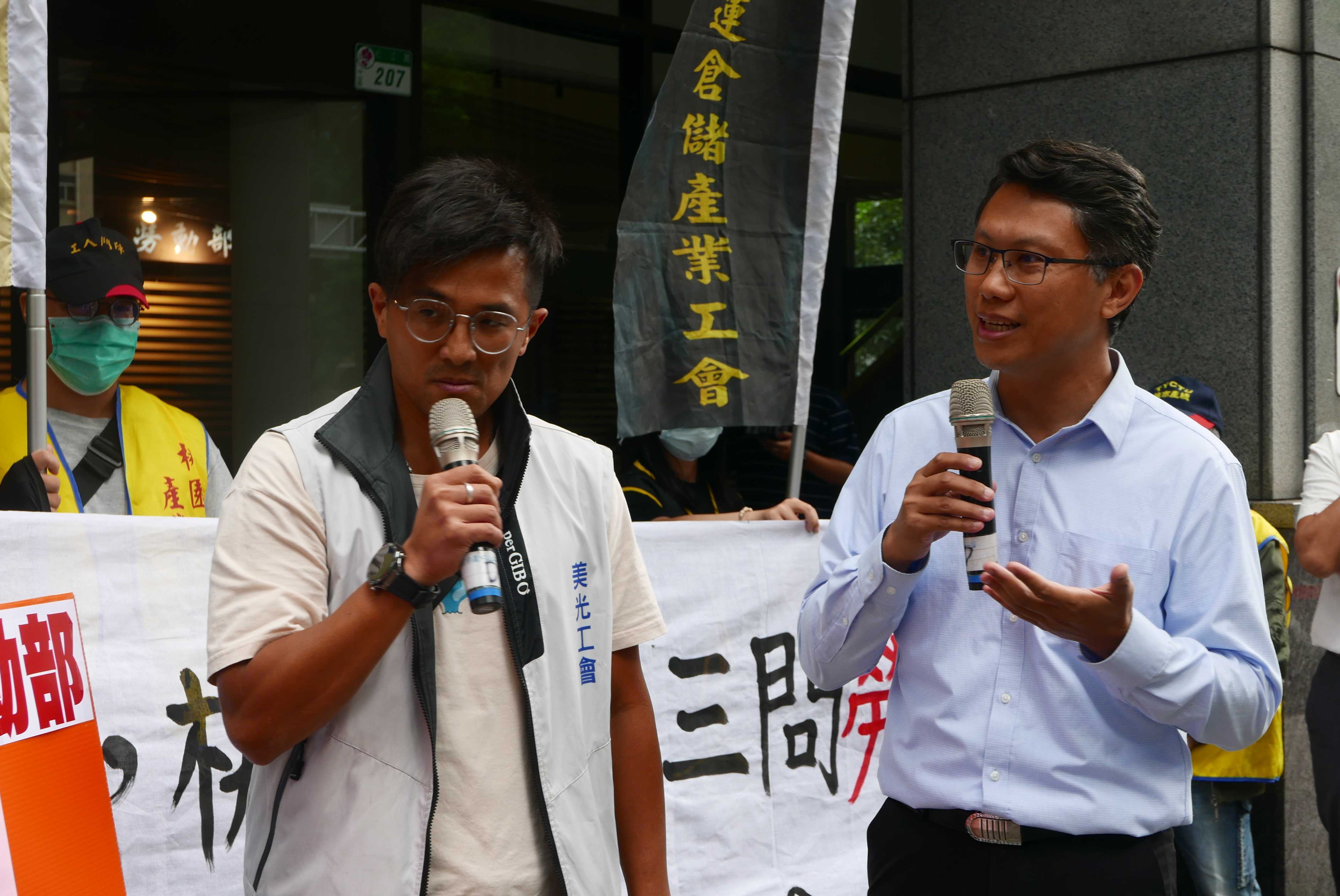 美光桃園工會與桃園市產業總工會在勞動部前召開記者會