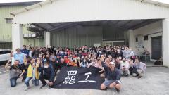 乖乖工會會員在中壢廠門口拉起罷工布條合影，舉拳慶祝罷工落幕